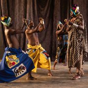 AU DELÀ DE L’OMBRE : MÉMOIRE ET RÉSILIENCE